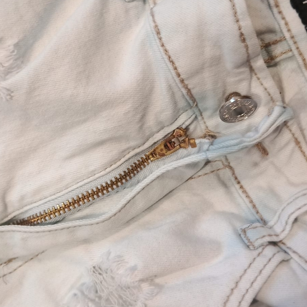 Distressed jeans - Picture 7 of 16